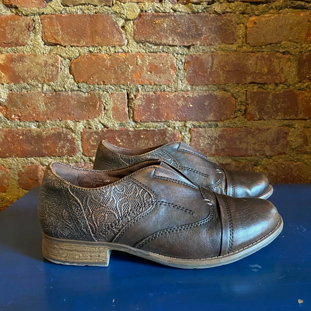 Brown leather oxfords, no lace